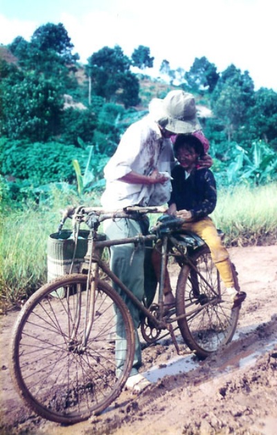 Cảnh quay Công Ninh lau mặt cho bé Thiên Tú khi hai cha con “ngã nhào” trên con đường bùn lầy là khoảng khắc xúc động gây ấn tượng mạnh mẽ với khán giả.