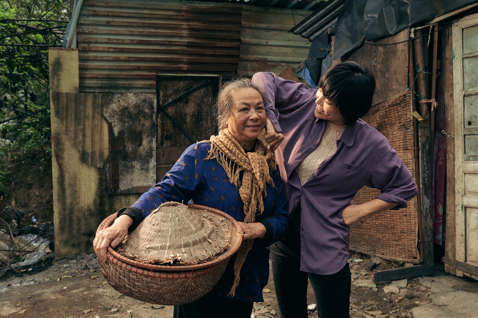 Thanh Hương đóng vai Luyến và mẹ chồng do NSƯT Thanh Quý thủ vai trong “Cuộc đời vẫn đẹp sao“. Ảnh: Đoàn phim cung cấp